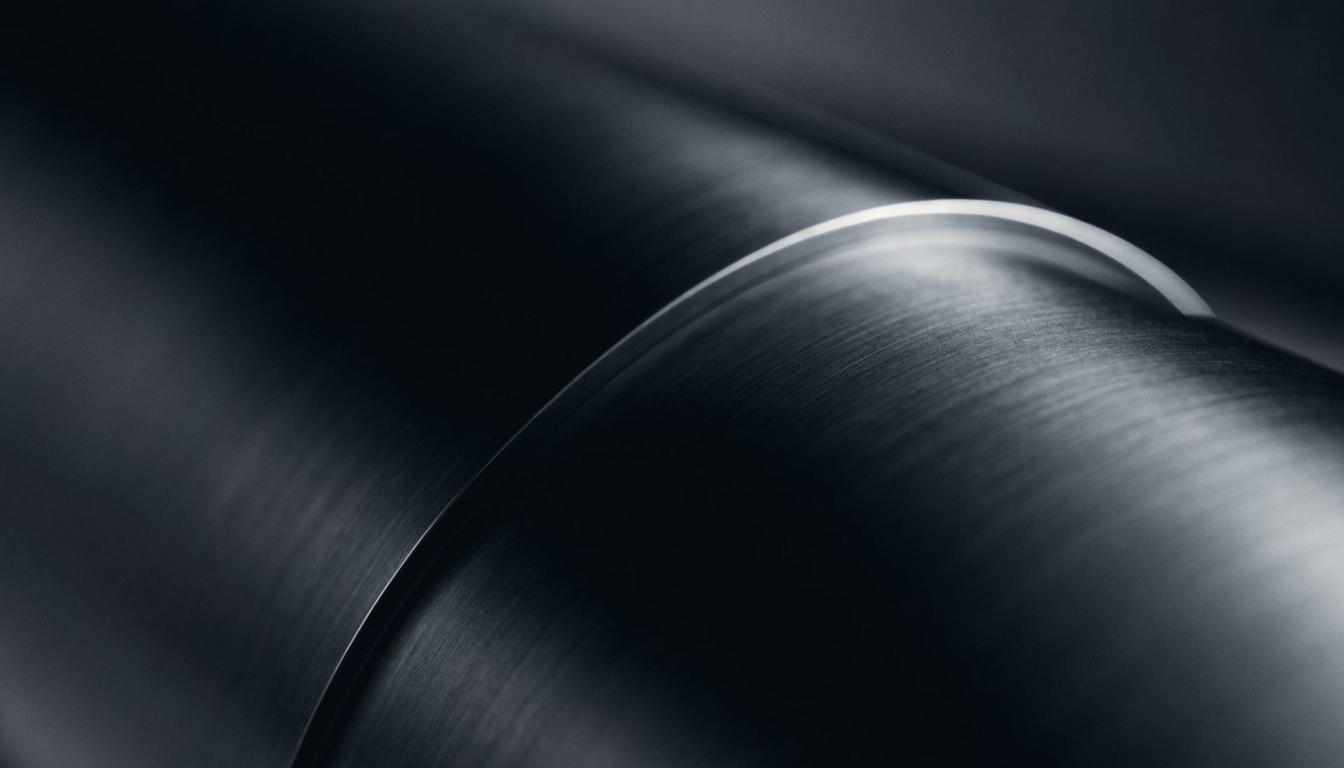 Mattschwarze, gebürstete Metalloberfläche mit silbernem Licht